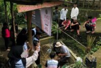 Mahasiswa KKN UMY memperkenalkan inovasi media tanam berupa ajir hybrid sebagai alternatif penopang tanaman kemukus kepada warga petani dibkawasan perbukitan Kulon Progo. (Humas UMY)