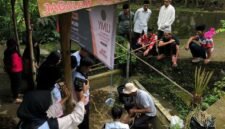 Mahasiswa KKN UMY memperkenalkan inovasi media tanam berupa ajir hybrid sebagai alternatif penopang tanaman kemukus kepada warga petani dibkawasan perbukitan Kulon Progo. (Humas UMY)