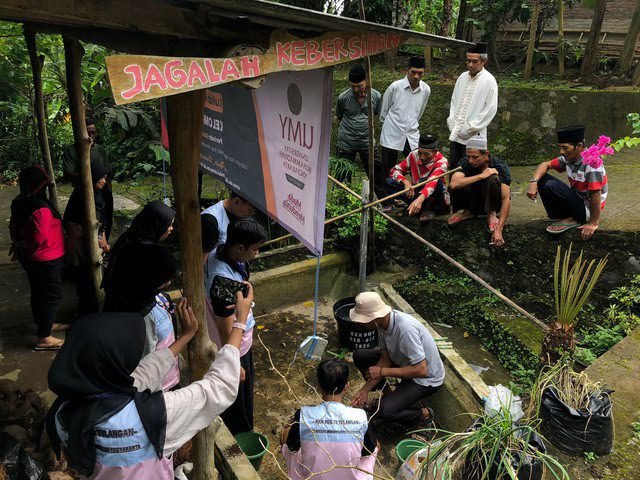 Mahasiswa KKN UMY memperkenalkan inovasi media tanam berupa ajir hybrid sebagai alternatif penopang tanaman kemukus kepada warga petani dibkawasan perbukitan Kulon Progo. (Humas UMY)