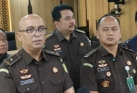 Direktur Penyidikan pada Jaksa Agung Muda Tindak Pidana Khusus (Jampidsus) Syarief Sulaeman Nahdi didampingi Kapuspenkum Anang Supriatna memberikan keterangan pers di Kejagung, Senin (2/3/2026). 