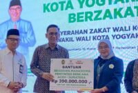 Wali Kota Yogyakarta Hasto Wardoyo bersama Wakil Wali Kota Wawan Harmawan secara simbolis menyerahkan zakat melalui Badan Amil Zakat Nasional (BAZNAS) Kota Yogyakarta dalam sebuah seremoni. (Humas Pemkot)
