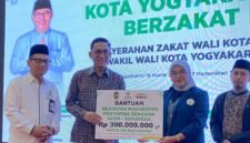 Wali Kota Yogyakarta Hasto Wardoyo bersama Wakil Wali Kota Wawan Harmawan secara simbolis menyerahkan zakat melalui Badan Amil Zakat Nasional (BAZNAS) Kota Yogyakarta dalam sebuah seremoni. (Humas Pemkot)