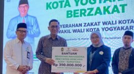 Wali Kota Yogyakarta Hasto Wardoyo bersama Wakil Wali Kota Wawan Harmawan secara simbolis menyerahkan zakat melalui Badan Amil Zakat Nasional (BAZNAS) Kota Yogyakarta dalam sebuah seremoni. (Humas Pemkot)