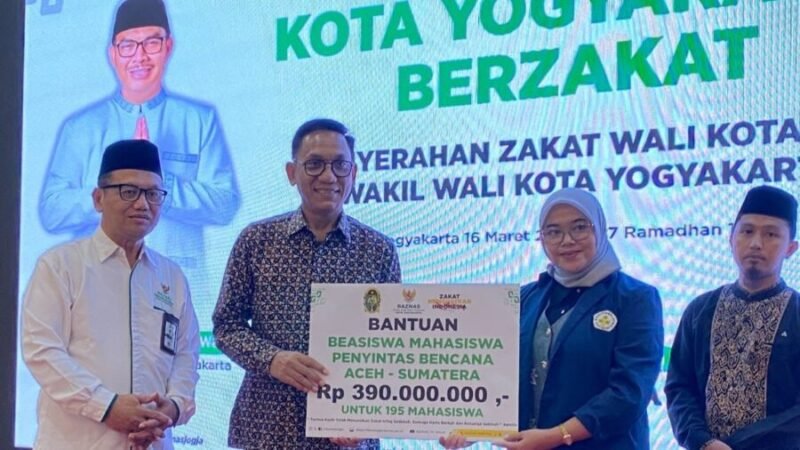 Wali Kota Yogyakarta Hasto Wardoyo bersama Wakil Wali Kota Wawan Harmawan secara simbolis menyerahkan zakat melalui Badan Amil Zakat Nasional (BAZNAS) Kota Yogyakarta dalam sebuah seremoni. (Humas Pemkot)