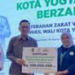 Wali Kota Yogyakarta Hasto Wardoyo bersama Wakil Wali Kota Wawan Harmawan secara simbolis menyerahkan zakat melalui Badan Amil Zakat Nasional (BAZNAS) Kota Yogyakarta dalam sebuah seremoni. (Humas Pemkot)