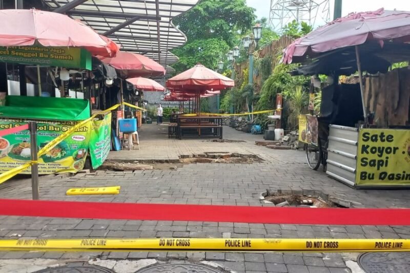 Lokasi ledakan yabg sudah dibatasi garis kuning polisi di area kuliner lantai dasar Teras Malioboro 1, Senin (30/3/2026) pagi. (Joke/Wawan)