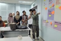 Dosen Universitas Muhammadiyah Yogyakarta (UMY), Dr Arni Surwanti dan Retno Widowati, bersama akademisi Fakultas Pengurusan Teknologi dan Teknousahawan Universiti Teknikal Melaka Malaysia (UTeM), Dr Mohd Shamsuri bin Md Saad, melaksanakan program pengabdian masyarakat internasional di Melaka. (Dok UMY)