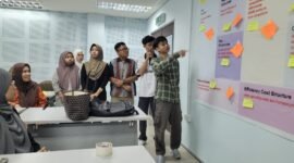 Dosen Universitas Muhammadiyah Yogyakarta (UMY), Dr Arni Surwanti dan Retno Widowati, bersama akademisi Fakultas Pengurusan Teknologi dan Teknousahawan Universiti Teknikal Melaka Malaysia (UTeM), Dr Mohd Shamsuri bin Md Saad, melaksanakan program pengabdian masyarakat internasional di Melaka. (Dok UMY)