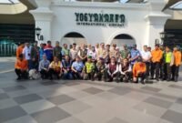 General Manager YIA, Ruly Artha bersama dengan para pelaksna Posko Siaga Angkutan Lebaran Idul Fitri 1447 Hijriah. (Istimewa)