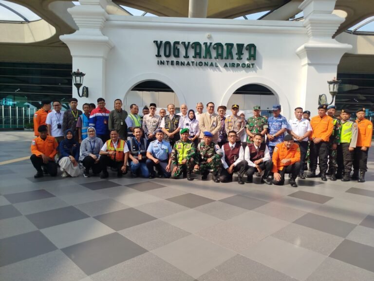 General Manager YIA, Ruly Artha bersama dengan para pelaksna Posko Siaga Angkutan Lebaran Idul Fitri 1447 Hijriah. (Istimewa)