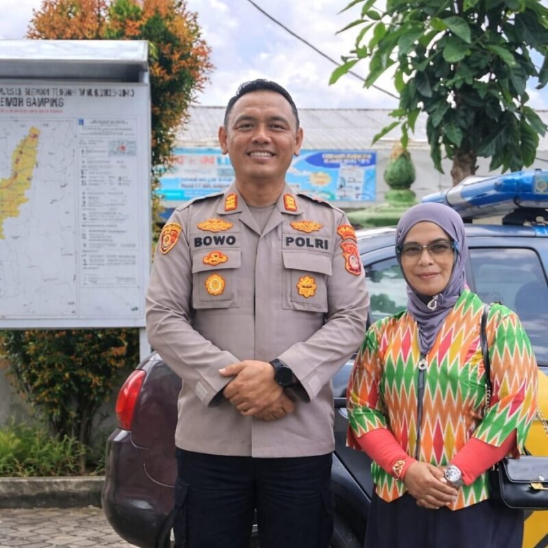 Jurnalis jogjaoke.com Sleman, Andriyani berfoto bersama Kapolsek Gamping, AKP Bowo Susilo (Andriyani - jogjaoke.com)