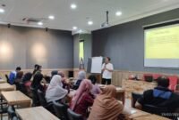 Psikolog Universitas Muhammadiyah Yogyakarta (UMY), M. Arif Rizqi, di depan kelas kampus UMY. (Humas UMY)