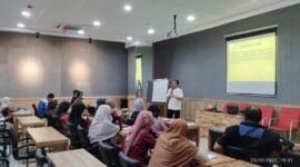 Psikolog Universitas Muhammadiyah Yogyakarta (UMY), M. Arif Rizqi, di depan kelas kampus UMY. (Humas UMY)