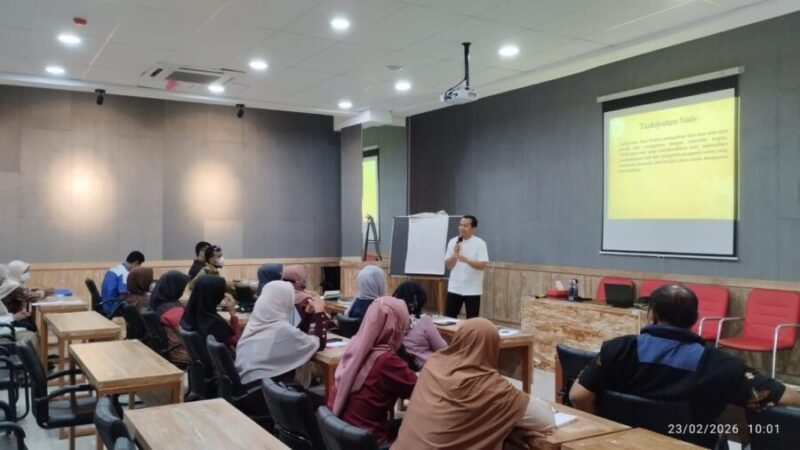 Psikolog Universitas Muhammadiyah Yogyakarta (UMY), M. Arif Rizqi, di depan kelas kampus UMY. (Humas UMY)