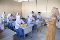  Siswa SMA Negeri  2 Meureudu, Pidie Jaya, tetap semangat belajar di kelas darurat