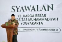 Ketua Pimpinan Pusat Muhammadiyah, Agus Taufiqurrohman, menyampaikan hikmah Syawalan di hadapan dosen dan tenaga kependidikan. (Humas UMY)
