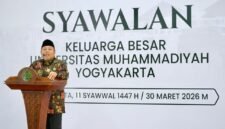 Ketua Pimpinan Pusat Muhammadiyah, Agus Taufiqurrohman, menyampaikan hikmah Syawalan di hadapan dosen dan tenaga kependidikan. (Humas UMY)