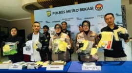 Tiga pelaku diringkus hanya dalam hitungan hari setelah kejadian, berbekal penyelidikan intensif melalui keterangan saksi dan rekaman kamera pengawas.