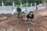 Babinsa Koramil 13/Leksono Kodim 0707/Wonosobo, Serka Romelan, turun langsung ke lapangan untuk mendampingi proses pembangunan. (Joke/Wawan)