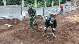 Babinsa Koramil 13/Leksono Kodim 0707/Wonosobo, Serka Romelan, turun langsung ke lapangan untuk mendampingi proses pembangunan. (Joke/Wawan)