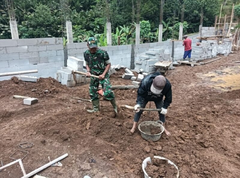 Babinsa Koramil 13/Leksono Kodim 0707/Wonosobo, Serka Romelan, turun langsung ke lapangan untuk mendampingi proses pembangunan. (Joke/Wawan)