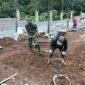 Babinsa Koramil 13/Leksono Kodim 0707/Wonosobo, Serka Romelan, turun langsung ke lapangan untuk mendampingi proses pembangunan. (Joke/Wawan)