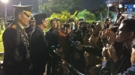 Sri Sultan Hamengku Buwono X yang mengenakan batik berdiri di barisan terdepan bersama petinggi TNI-Polri dan keluarga ahli waris menyambut tiga peti jenazah prajurit TNI. (Joke/Wawan)