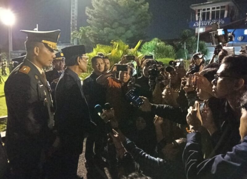 Sri Sultan Hamengku Buwono X yang mengenakan batik berdiri di barisan terdepan bersama petinggi TNI-Polri dan keluarga ahli waris menyambut tiga peti jenazah prajurit TNI. (Joke/Wawan)