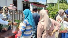 Kegiatan sosial berbagi sayuran PSI Kabupaten Bantul membantu warga di tengah naiknya harga kebutuhan pokok, khususnya sayuran. (Joke/Wawan)