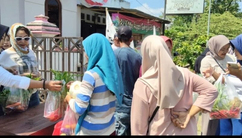 Kegiatan sosial berbagi sayuran PSI Kabupaten Bantul membantu warga di tengah naiknya harga kebutuhan pokok, khususnya sayuran. (Joke/Wawan)