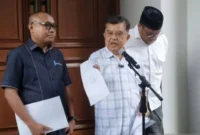 Wakil Presiden RI ke-10 dan ke-12 Jusuf Kalla dalam konferensi pers di kediamannya, Jakarta, Minggu (5/4/2026). 