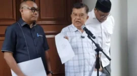 Wakil Presiden RI ke-10 dan ke-12 Jusuf Kalla dalam konferensi pers di kediamannya, Jakarta, Minggu (5/4/2026). 