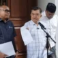 Wakil Presiden RI ke-10 dan ke-12 Jusuf Kalla dalam konferensi pers di kediamannya, Jakarta, Minggu (5/4/2026). 