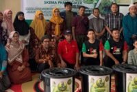 Tim pengabdian masyarakat UMY dan UNAD dalam seminar edukasi sekaligus penyerahan bantuan akuaponik di Masjid Al Ittihad, Sleman. (Dok UMY)