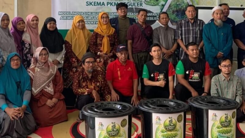 Tim pengabdian masyarakat UMY dan UNAD dalam seminar edukasi sekaligus penyerahan bantuan akuaponik di Masjid Al Ittihad, Sleman. (Dok UMY)