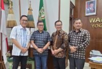 Ketua DPD PDIP Kota Yogyakarta Eko Suwanto mendampingi Sekretaris Jenderal DPP PDI Perjuangan, Hasto Kristiyanto, menemui Wali Kota Jogja Hasto Wardoyo di Balai Kota. (Jennus)