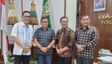 Ketua DPD PDIP Kota Yogyakarta Eko Suwanto mendampingi Sekretaris Jenderal DPP PDI Perjuangan, Hasto Kristiyanto, menemui Wali Kota Jogja Hasto Wardoyo di Balai Kota. (Jennus)