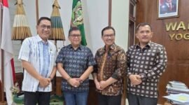 Ketua DPD PDIP Kota Yogyakarta Eko Suwanto mendampingi Sekretaris Jenderal DPP PDI Perjuangan, Hasto Kristiyanto, menemui Wali Kota Jogja Hasto Wardoyo di Balai Kota. (Jennus)