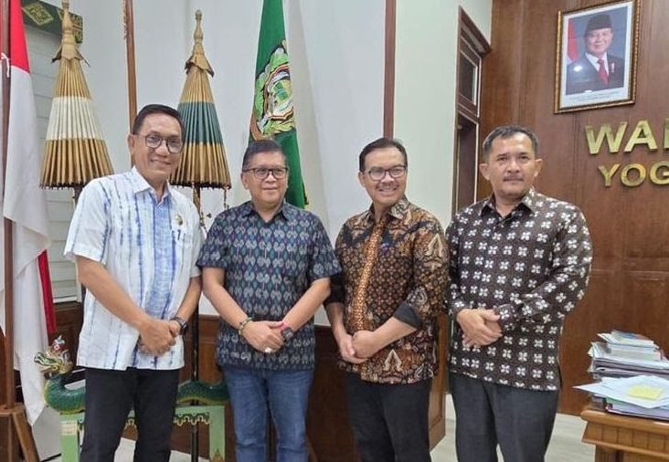 Ketua DPD PDIP Kota Yogyakarta Eko Suwanto mendampingi Sekretaris Jenderal DPP PDI Perjuangan, Hasto Kristiyanto, menemui Wali Kota Jogja Hasto Wardoyo di Balai Kota. (Jennus)