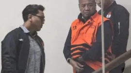 Bupati Tulungagung Sunu Wibowo digiring petugas menuruni tangga di lobi Gedung KPK.