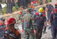 Operasi pencarian dan pertolongan (SAR) pascatabrakan kereta api antara KA Argo Bromo Anggrek dan KRL Commuter Line di Stasiun Bekasi Timur, Jawa Barat, resmi dihentikan, Selasa (28/4/2026).