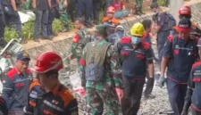 Operasi pencarian dan pertolongan (SAR) pascatabrakan kereta api antara KA Argo Bromo Anggrek dan KRL Commuter Line di Stasiun Bekasi Timur, Jawa Barat, resmi dihentikan, Selasa (28/4/2026).