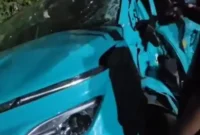 Taksi hijau yang diduga menjadi penyebab serangkaian tabrakan kereta api di Bekasi ikut hancur.