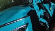 Taksi hijau yang diduga menjadi penyebab serangkaian tabrakan kereta api di Bekasi ikut hancur.