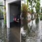 Banjir berulang di kompleks D'Amerta Residence pada Kamis (30/4/2026), hujan deras membuat permukaan air sungai meningkat dan menerobos tanggul di dua titik benteng yang rusak. (Kolase foto/ihd)


