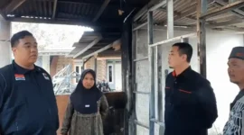 Anggota Komisi II DPRD Kota Bekasi, Anton, di Stasiun Pengisian Bulk Elpiji (SPBE) di Jalan Cinyosog, Kelurahan Cimuning, Kecamatan Mustikajaya.
