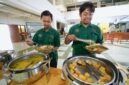 Sekitar 1.500 dosen dan karyawan, dari tenaga administrasi hingga petugas kebersihan dan keamanan, menjadi sasaran 'Makan Siang Berkah UMY'. (Dok UMY)