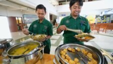 Sekitar 1.500 dosen dan karyawan, dari tenaga administrasi hingga petugas kebersihan dan keamanan, menjadi sasaran 'Makan Siang Berkah UMY'. (Dok UMY)