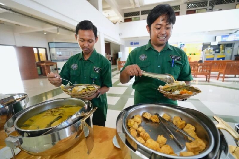 Sekitar 1.500 dosen dan karyawan, dari tenaga administrasi hingga petugas kebersihan dan keamanan, menjadi sasaran 'Makan Siang Berkah UMY'. (Dok UMY)