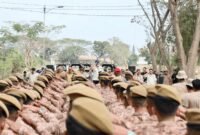 Mendagri Tito Karnavian saat memimpin apel Praja IPDN yang membantu pembersihan lumpur di Aceh Tamiang